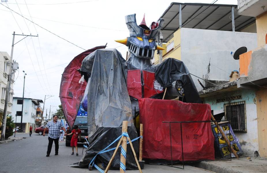 Los gigantes del suburbio, más que una tradición en Guayaquil