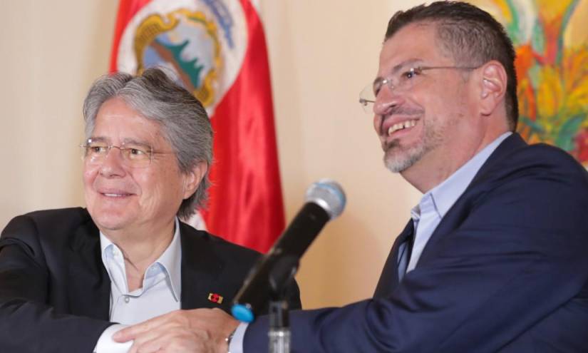 El presidente ecuatoriano, Guillermo Lasso, junto a su homólogo costarricense, Rodrigo Chaves, en San José, Costa Rica, el 1 de marzo de 2023.
