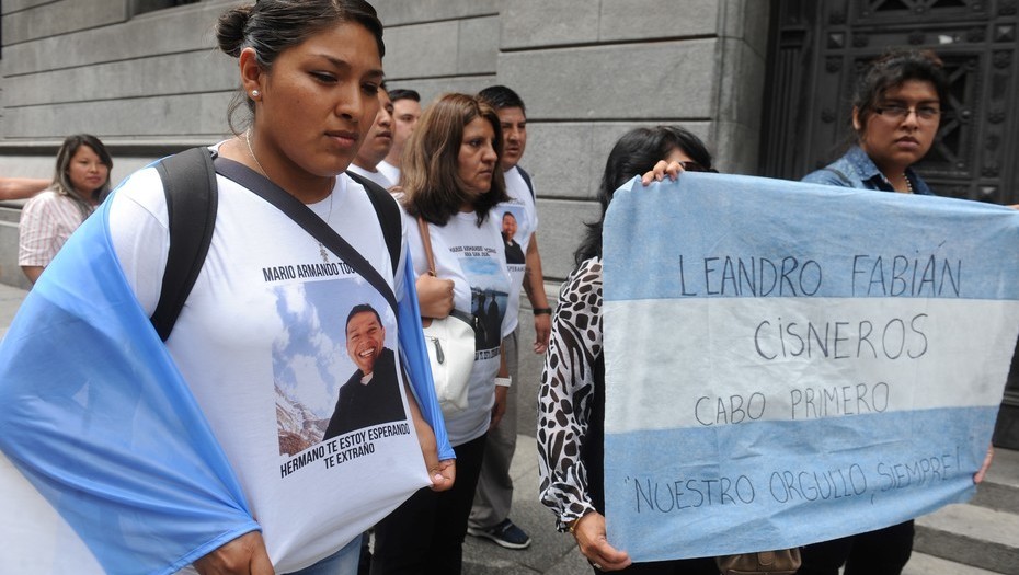 Familiares de tripulación de submarino argentino marchan a un mes de su desaparición