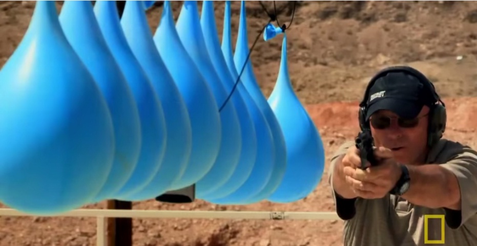 (VIDEO) ¿Un balazo puede destruir globos con agua?