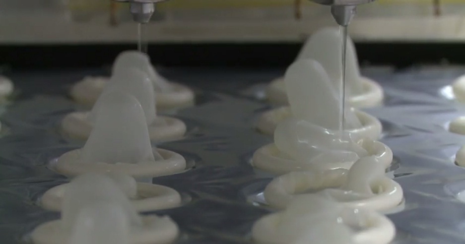 (VIDEO) Así son los preservativos de látex hechos de árboles nativos