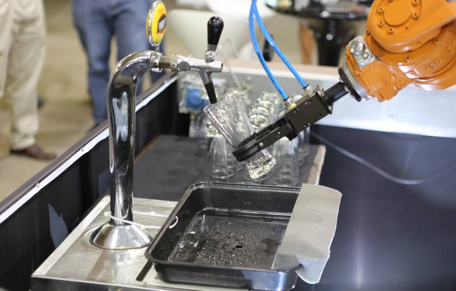 KUKA, el robot que lava los vasos y sirve cerveza, fue presentado en Quito