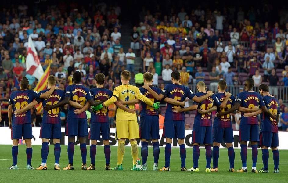 Tras el ataque, el balón vuelve a rodar en el Camp Nou de Barcelona