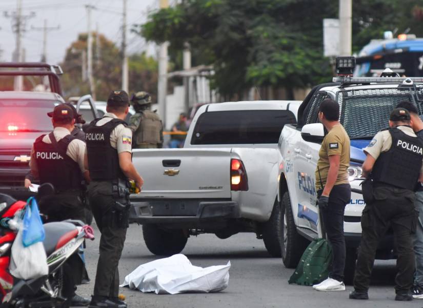 Policías y otras autoridades atienden un hecho violento en Manta. Policías y otras autoridades atienden un hecho violento en Manta.