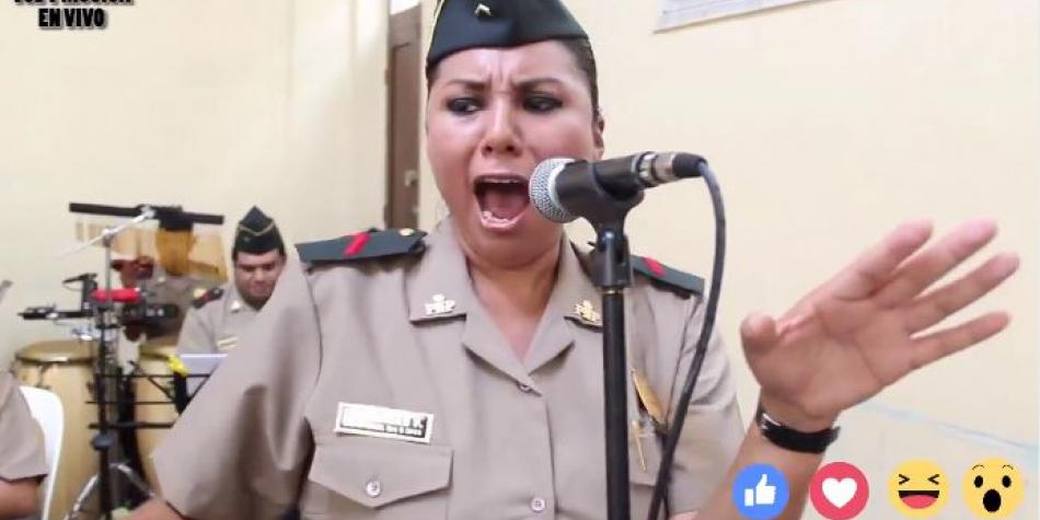 Policia peruana conmueve con imitación de Isabel Pantoja