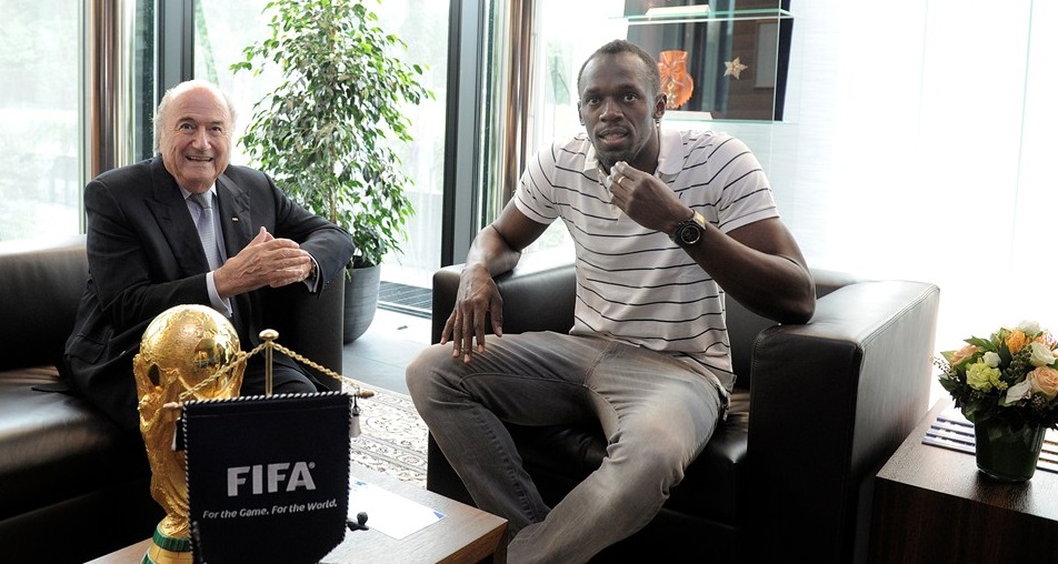 Usain Bolt visita la FIFA y posa con la Copa del Mundo