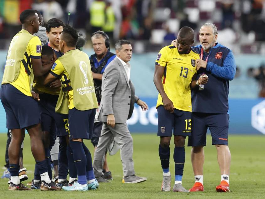 Énner Valencia de Ecuador reacciona hoy, al final de un partido de la fase de grupos del Mundial de Fútbol Qatar 2022 entre Ecuador y Senegal en el estadio Internacional Jalifa en Doha (Catar). EFE/ Esteban Biba