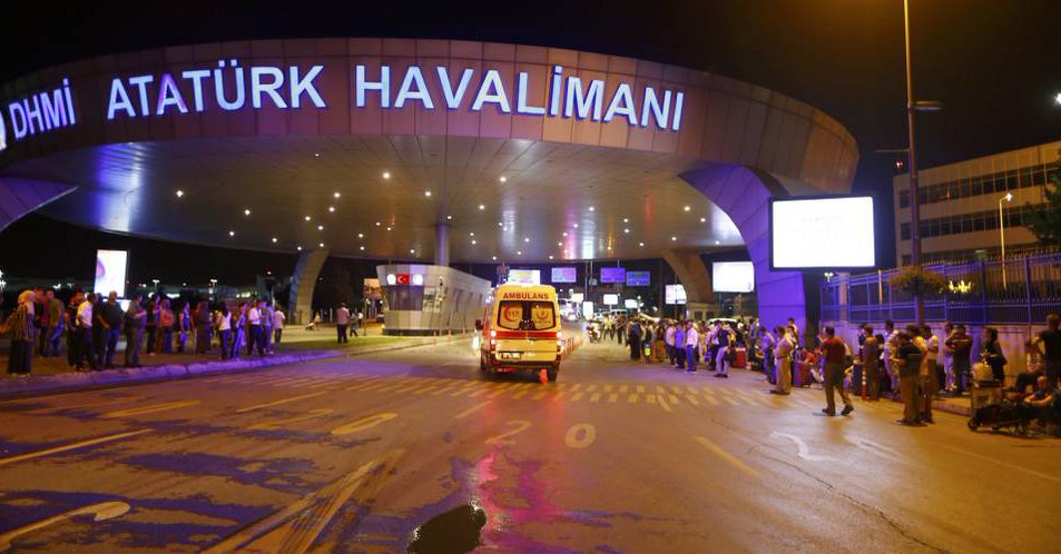 Numerosos heridos en ataque armado en el aeropuerto de Estambul, Turquía