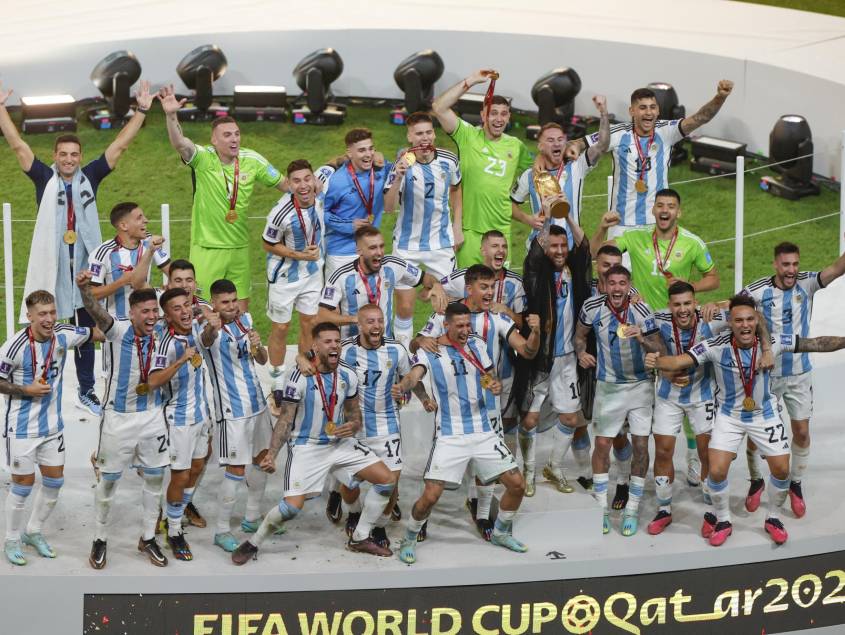Jugadores de Argentina celebran, ayer, su tercer título en la Copa Mundial de Fútbol. EFE/ Alberto Estevez