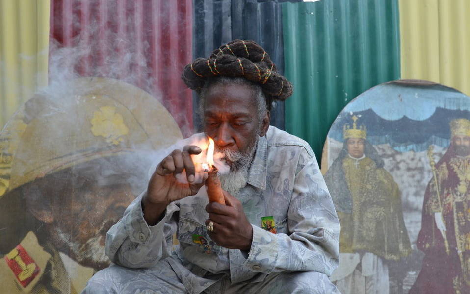 Jamaica hace honor a su cultura y despenaliza por fin la marihuana