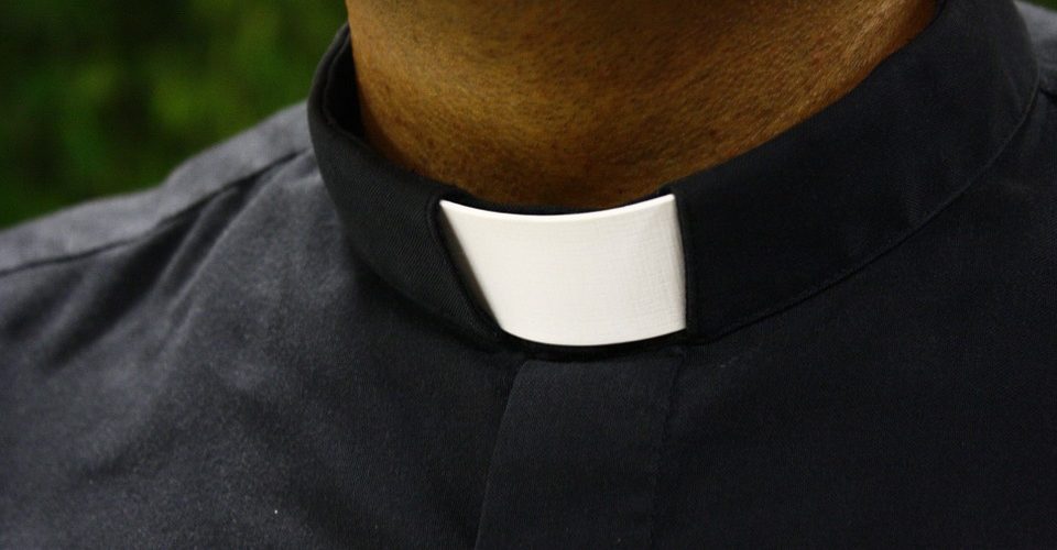 Denuncian a sacerdote en Cuenca por abuso sexual