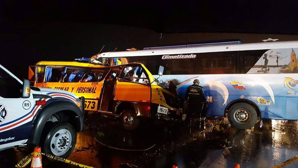 Al menos 20 muertos en un triple choque en la vía Yaguachi-Milagro