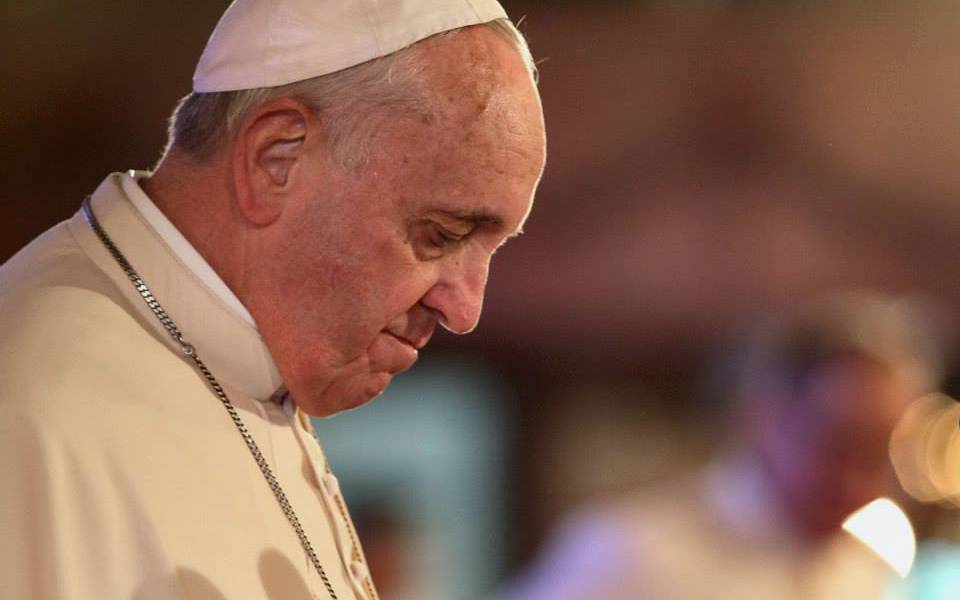 Papa viaja a Polonia conmovido por el asesinato de un cura en Francia