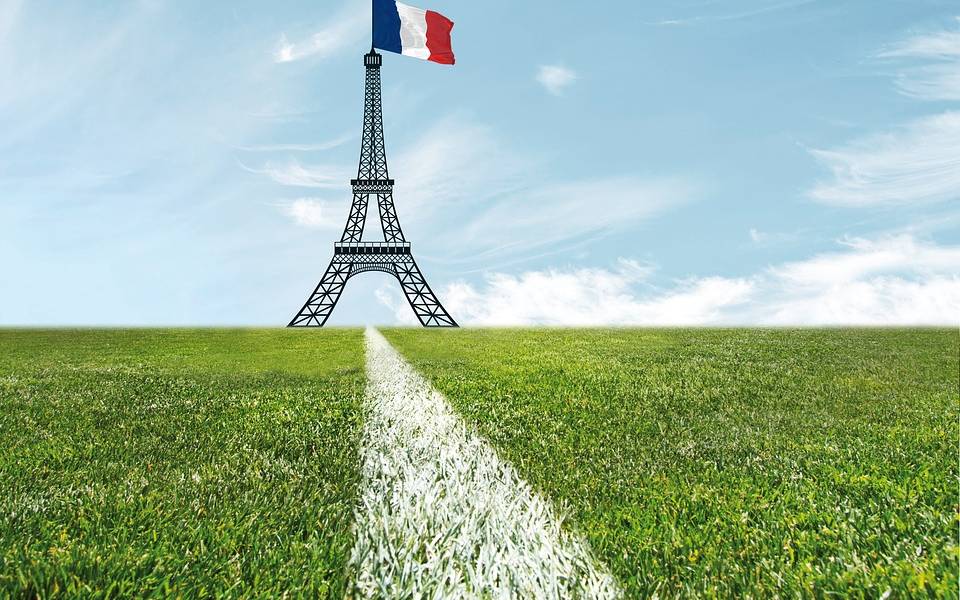 Torre Eiffel se iluminará con colores de participantes de Eurocopa