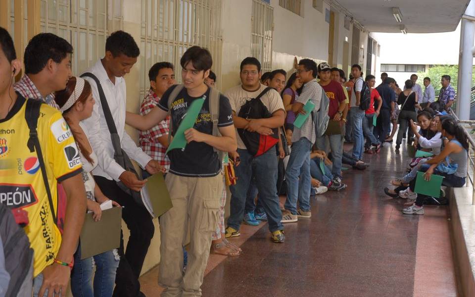 Estudiantes de la Universidad de Guayaquil aún esperan la devolución de su dinero