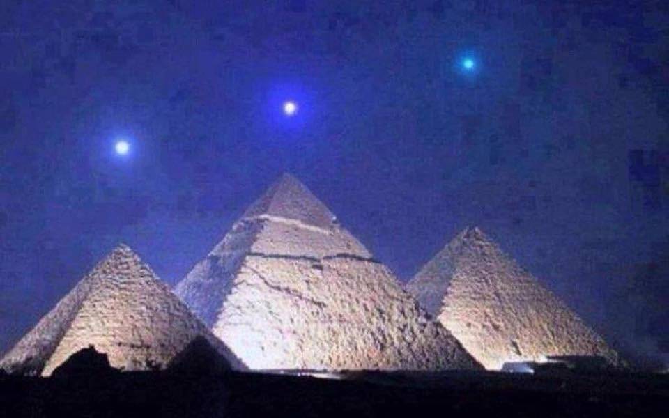 La imagen falsa de las Pirámides y la alineación de planetas