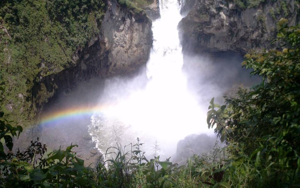 &#039;Ecuador sobre ruedas&#039; se sorprendió con la majestuosa cascada de San Rafael