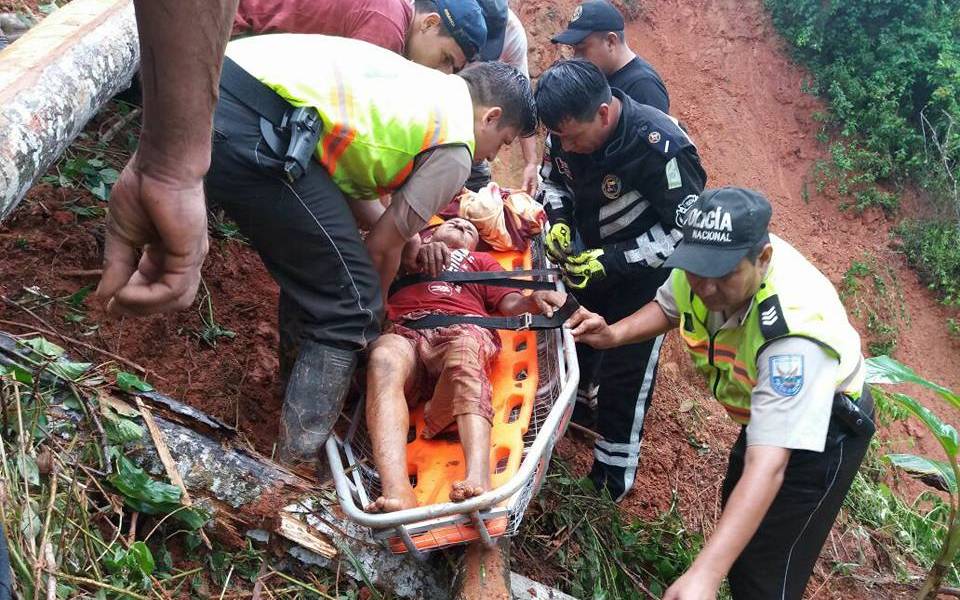 Un ciudadano de 73 años cayó en un deslave mientras trabajaba