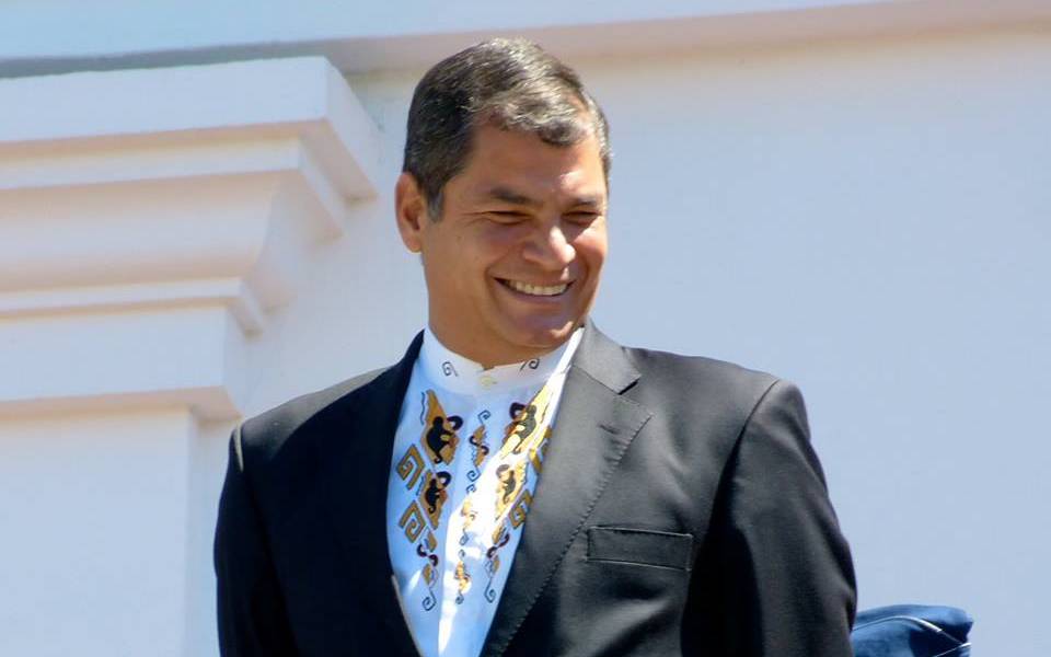 Correa asume su tercer mandato, lo que pudo hacer Chávez y ambiciona Morales