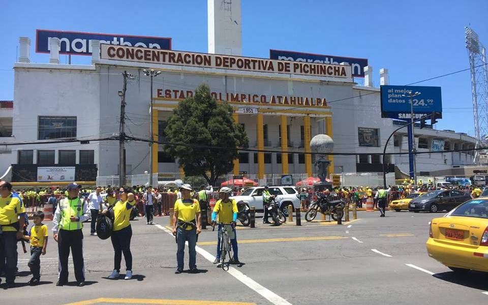 Hinchas comienzan a ingresar al estadio Atahualpa