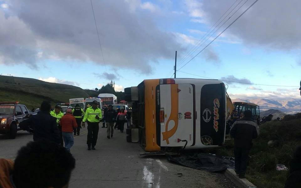 6 mujeres fallecidas y 14 heridos en accidente de tránsito en la provincia del Cañar