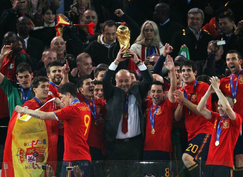 Vicente del Bosque y la selección española festejando la copa del mundo 2010.