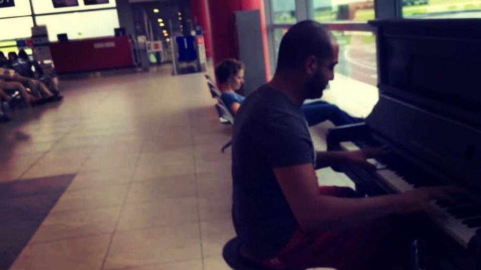 El pianista que deleitó a los pasajeros del aeropuerto de Praga