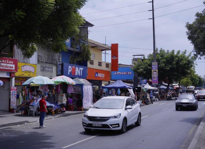 Sobre la avenida Abdón Calderón se levantan decenas de comercios y negocios ambulantes. Sobre la avenida Abdón Calderón se levantan decenas de comercios y negocios ambulantes.