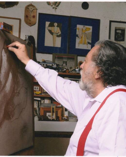 El artista Oswaldo Viteri pintando en su taller