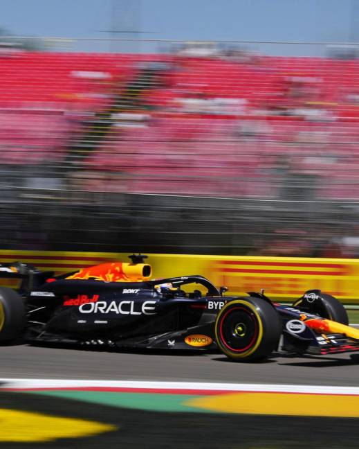 El piloto de Red Bull Racing Max Verstappen en acción durante la calificación en Imola, Italia.