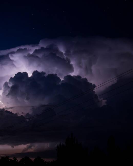 Imagen de la Oficina Nacional de Administración Oceánica y Atmosférica (NOAA, en inglés) de Estados Unidos de nubes en tormentas.