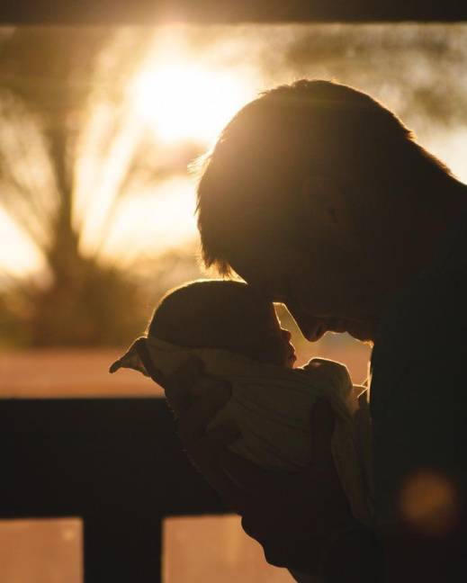 Imagen referencial de una padre junto a su bebé.
