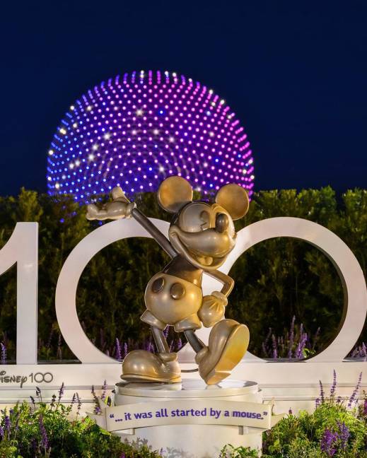 Fotografía cedida por Disney donde se muestra la escultura de platino de Mickey Mouse instalada con ocasión de los 100 años de Disney en la entrada del Walt Disney World Resort en Lake Buena Vista, Florida (EE.UU.).