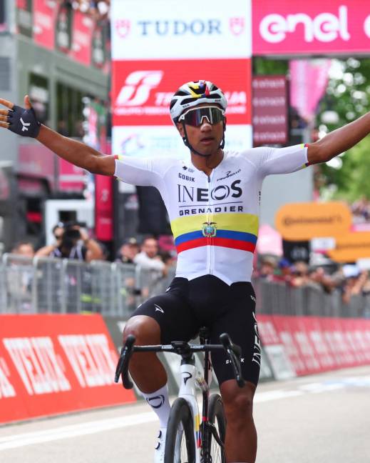 Jhonatan Narváez celebra tras ganar la primera etapa del Giro de Italia