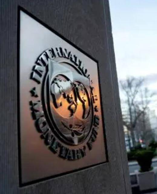 El logo del Fondo Monetario Internacional en la sede de la institución en Washington.
