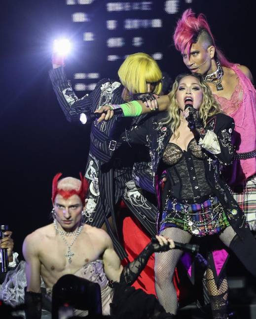La cantante Madonna se presenta en un concierto gratuito, única presentación de su gira The Celebration Tour en Suramérica, este sábado en la playa de Copacabana en Río de Janeiro, Brasil.