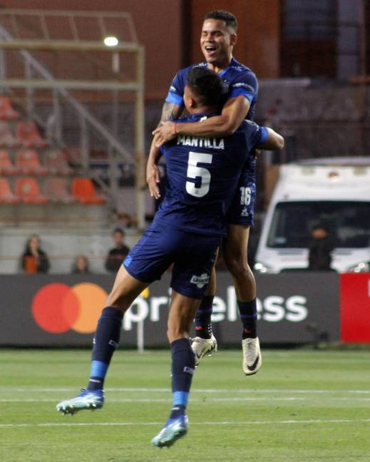 Kevin Mantilla (abajo) de Talleres celebra un gol ante Cobresal por la Copa Libertadores en el estadio Zorros del Desierto en Calama (Chile).