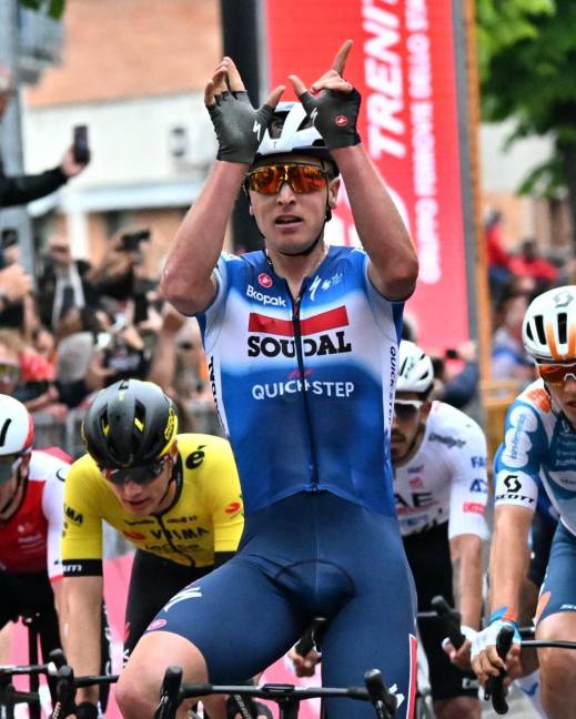 Tim Merlier celebra su victoria en la tercera etapa del Giro de Italia