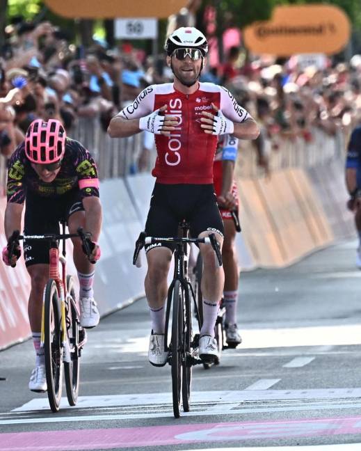 El corredor francés de Cofidis Benjamin Thomas (c) se impone en la quinta etapa del Giro d'Italia 2024, tras 178 entre Génova y Lucca, Italia.