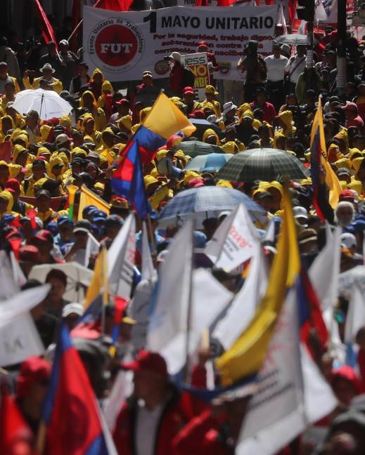 Sindicalistas participan en una marcha con motivo del Día Internacional de los Trabajadores.