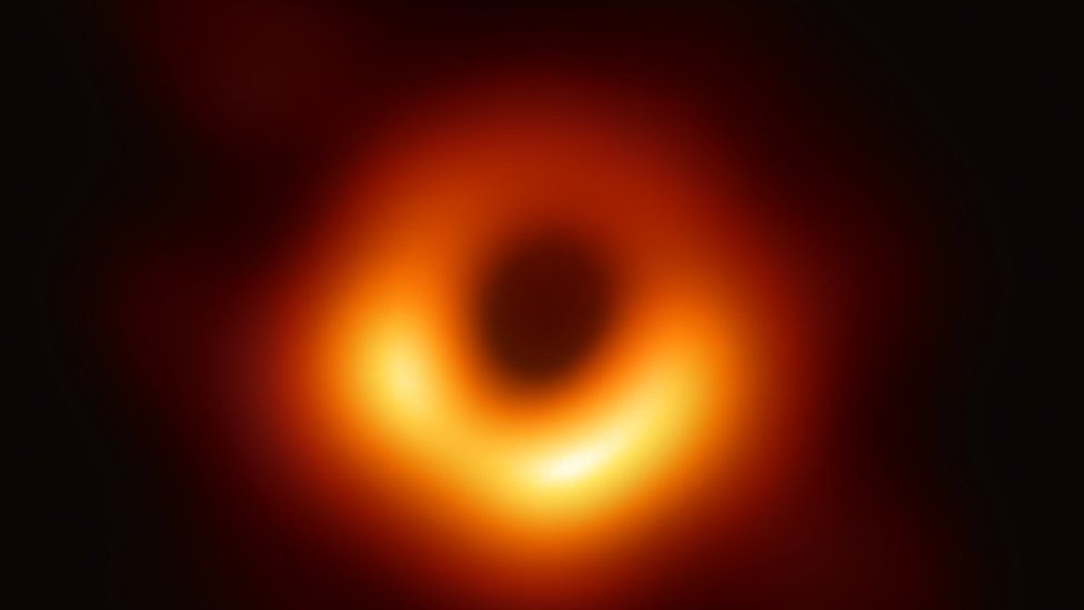 Obtienen la primera foto de un agujero negro