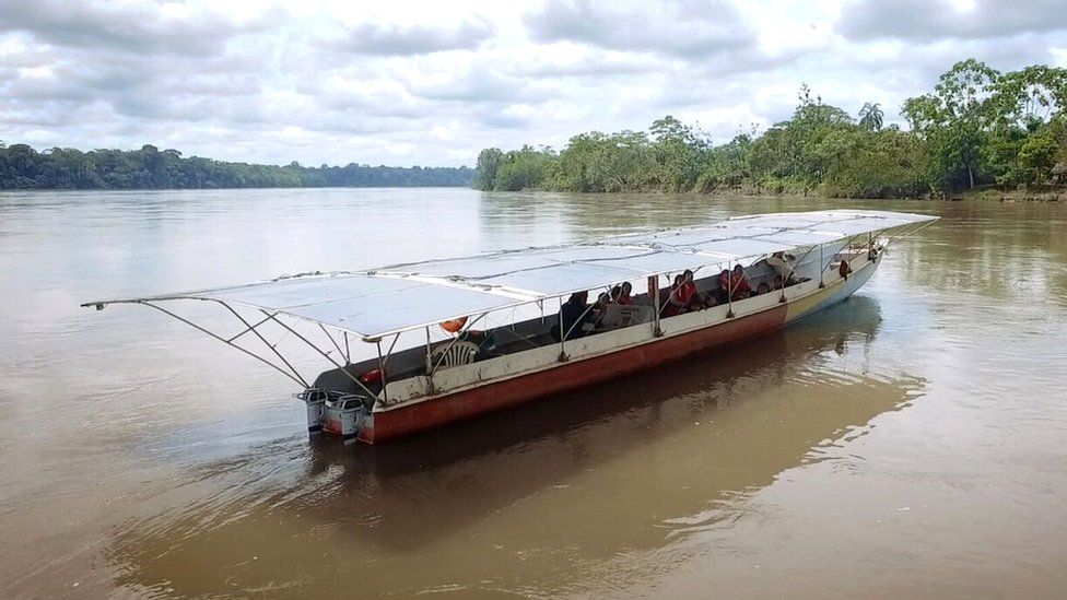 Ingeniosa canoa solar se usa en la selva ecuatoriana