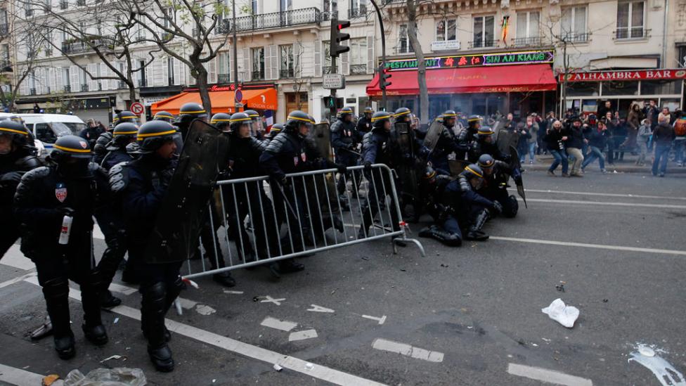 La policía dispersa con gases y cargas una manifestación en centro de París