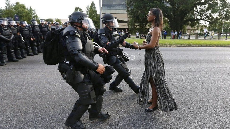 EE.UU.: la fotografía de la mujer afroamericana que se enfrenta sola a policías antidisturbios en Baton Rouge y se volvió viral