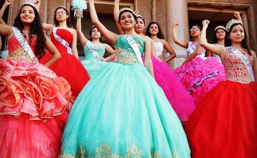 Las 15 jóvenes que vestidas de quinceañeras protestan contra la ley que prohíbe las “ciudades santuario” en EE.UU.