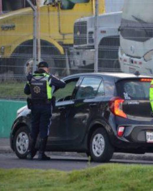 Dos agentes civiles de tránsito realizan controles en Quito.