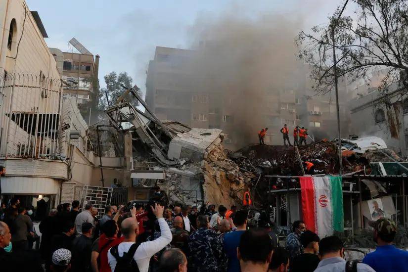 Imagen de iraníes reunidos frente a la destrucción de su consulado en Damasco, Siria, después del ataque de Israel.