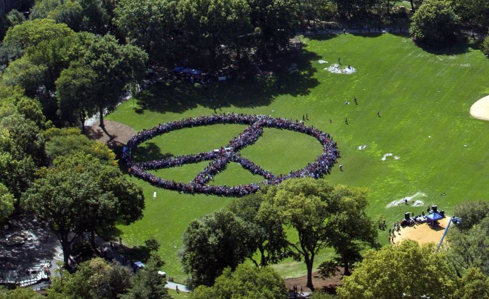 Una multitud hace el signo de la paz en homenaje a John Lennon