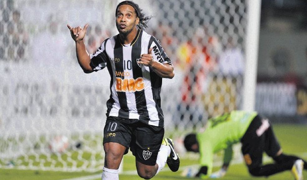 Recuerda los 10 mejores goles de Ronaldinho hoy en su cumpleaños