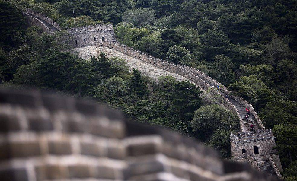 Detienen a dos personas en China por dañar la Gran Muralla con una excavadora para atravesarla